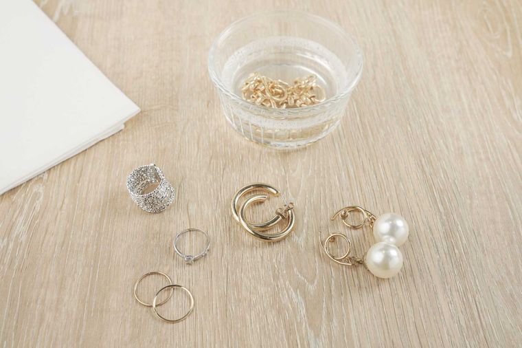 LIMPIAR LAS JOYAS NECESITAN DE UNA LIMPIEZA PROFUNDA CADA ALGUNOS MESES, PARA EVITAR QUE SE OXIDEN Foto: Pinterest