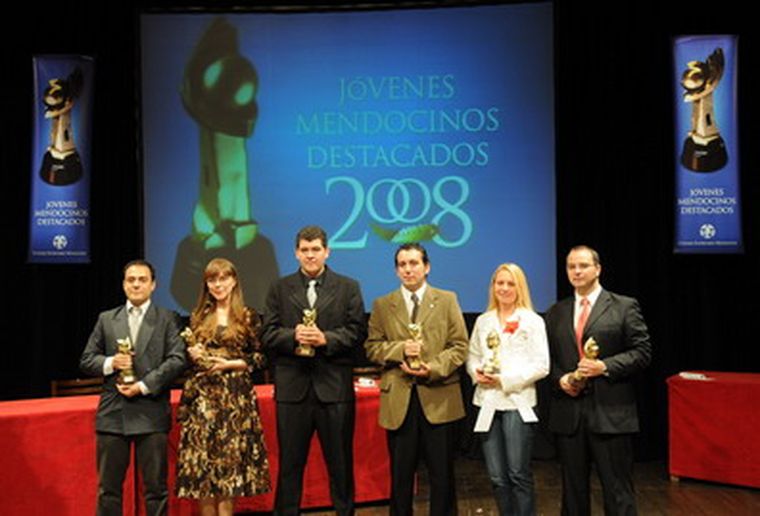 Los seis jóvenes premiados en las distintas categorías. Foto: Emmanuel Rodriguez/MDZ