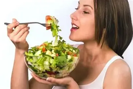 El hígado cumple funciones clave: metaboliza el alcohol, procesa toxinas, regula el azúcar en sangre y participa en el metabolismo de grasas y hormonas. El hígado cumple funciones clave: metaboliza el alcohol, procesa toxinas, regula el azúcar en sangre y participa en el metabolismo de grasas y hormonas.