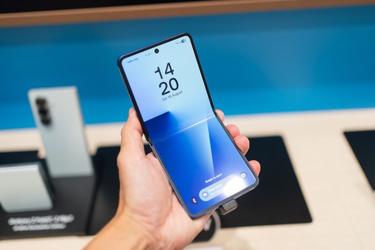 La tecnología de la nueva pantalla elimina por completo la arruga central del teléfono. La tecnología de la nueva pantalla elimina por completo la arruga central del teléfono.