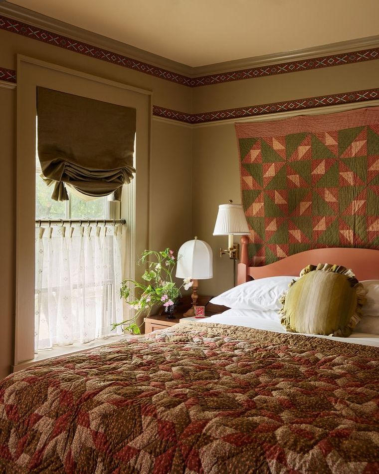 También se aconseja Incluir en la decoración del dormitorio las mejores plantas que favorezcan el sueño. Créditos: Kate Jordan / The Six Bells Inn También se aconseja Incluir en la decoración del dormitorio las mejores plantas que favorezcan el sueño. Créditos: Kate Jordan / The Six Bells Inn