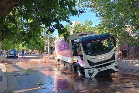 Un camión cayó en un pozo provocado por una pérdida que llevaba días sin reparación. Un camión cayó en un pozo provocado por una pérdida que llevaba días sin reparación.