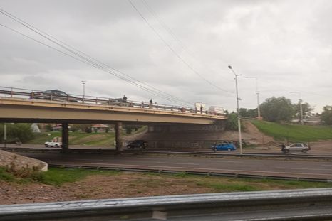 caos en el acceso este: por un problema con un hombre desvian el transito caos en el acceso este: por un problema con un hombre desvian el transito