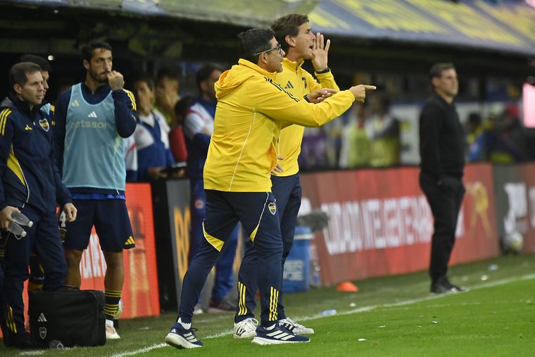 El DT interino de Boca Juniors, Claudio Úbeda, da indicaciones junto a su ayudante, el colombiano Juvenal Rodríguez.&nbsp;&nbsp;