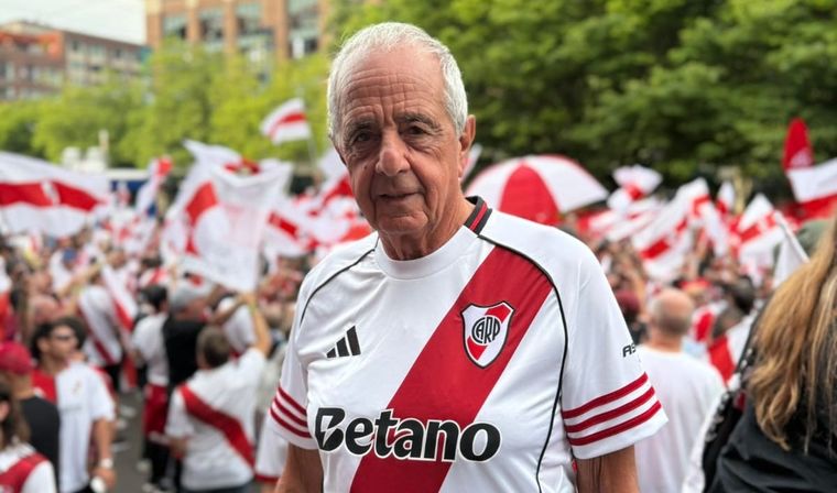 Rodolfo DOnofrio, en el banderazo de la gente de River en Seattle antes del partido ante el Inter.