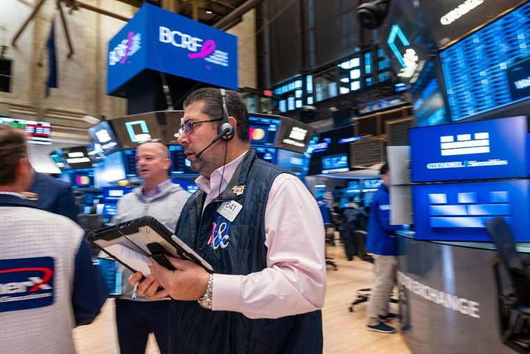 Los inversionistas están a la espera de que Washington resuelva sus disputas comerciales con las naciones asiáticas, uno de sus principales mercados.