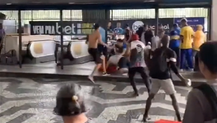 Las agresiones de los barras de Fluminense a Boca. Foto: Captura