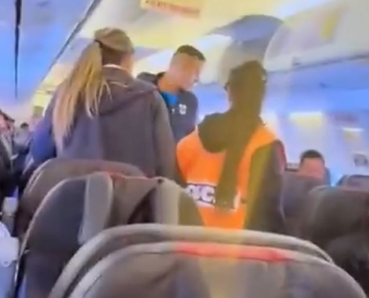 El hecho obligó a desalojar un avión y activó un fuerte operativo.