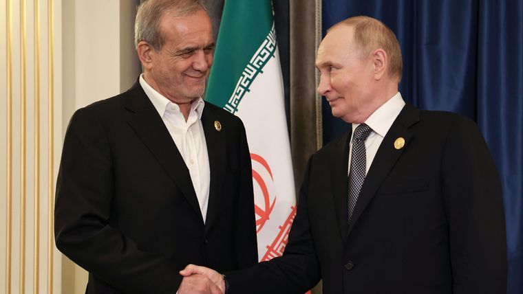 El presidente de Irán, Masoud Pezeshkian, y el presidente de Rusia, Vladimir Putin,, se dan la mano en septiembre 2025.