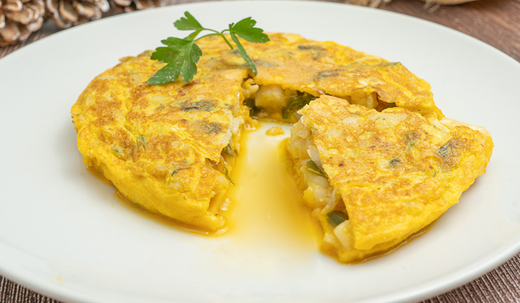 Esta receta tiene raíces en la cocina vasca, donde tradicionalmente se preparaba durante la Semana Santa debido al uso del bacalao en salazón. Esta receta tiene raíces en la cocina vasca, donde tradicionalmente se preparaba durante la Semana Santa debido al uso del bacalao en salazón.
