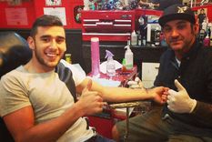 El Toto Salvio pasó por el tatuador para taparse la letra M que tenía en el dedo anular de su mano izquierda. Foto: Foto: archivo del Facebook de Lisboa Ink Tattoo & Piercing Shop