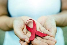 El virus se puede transmitir mediante el contacto con la sangre, el semen o los fluidos vaginales infectados El virus se puede transmitir mediante el contacto con la sangre, el semen o los fluidos vaginales infectados