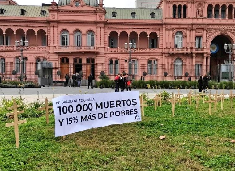 La agrupación Jóvenes Republicanos realizó una polémica intervención en las inmediaciones de Casa Rosada. Foto: Twitter Jóvenes Republicanos.