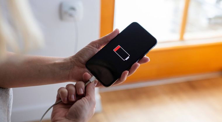 Los cargadores de celular son unos de los artefactos qué más consumen energía si se los deja enchufados. 