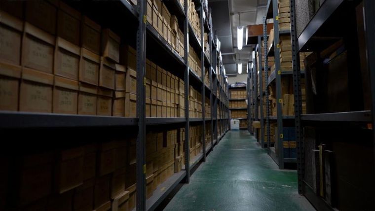 Los archivos del sótano de St Marks contienen una muestra de cada cáncer de intestino extirpado allí.