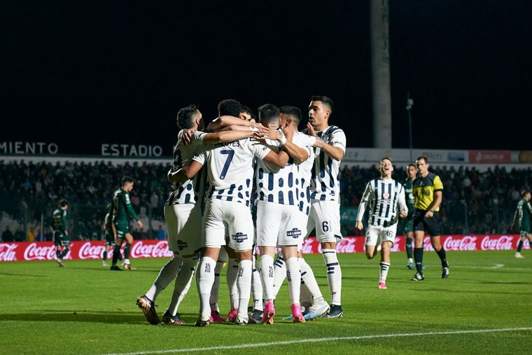 La T ganó y sigue con vida en el torneo. Foto: Talleres