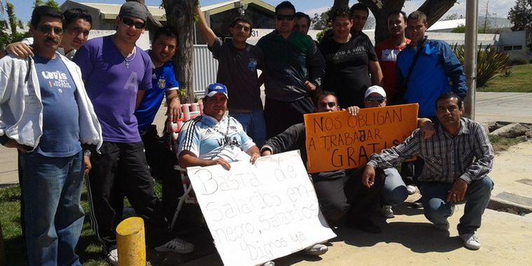 El encadenado junto a sus compañeros. Foto: MDZ