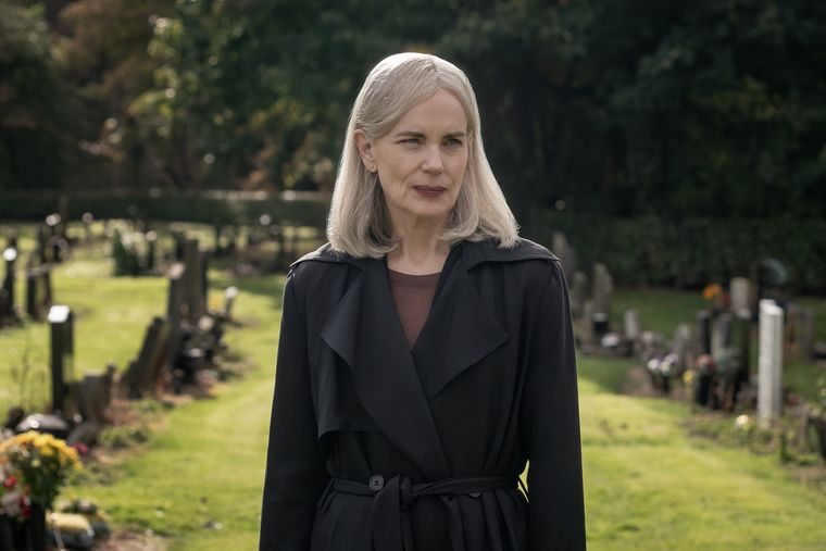 Elizabeth McGovern interpreta a Helen, la líder de Talamasca. Elizabeth McGovern interpreta a Helen, la líder de Talamasca.