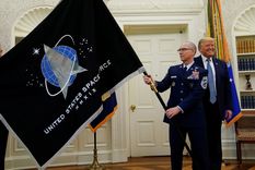 Donald Trump durante la presentación de la bandera de la Fuerza Espacial de EE.UU. en la Casa Blanca, 15 de mayo de 2020.