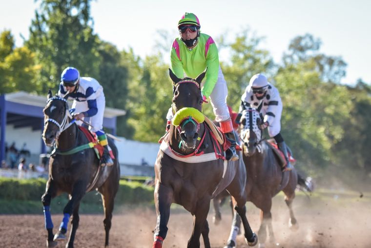 Seattle Key y Walter Escudero fueron figuras en el clásico del día. Foto: Gentileza José Maluf