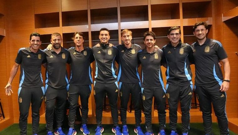 Luis Martín subió una foto en el vestuario y Scaloni sorprendió con un gracioso comentario. Foto: @luismartin_9