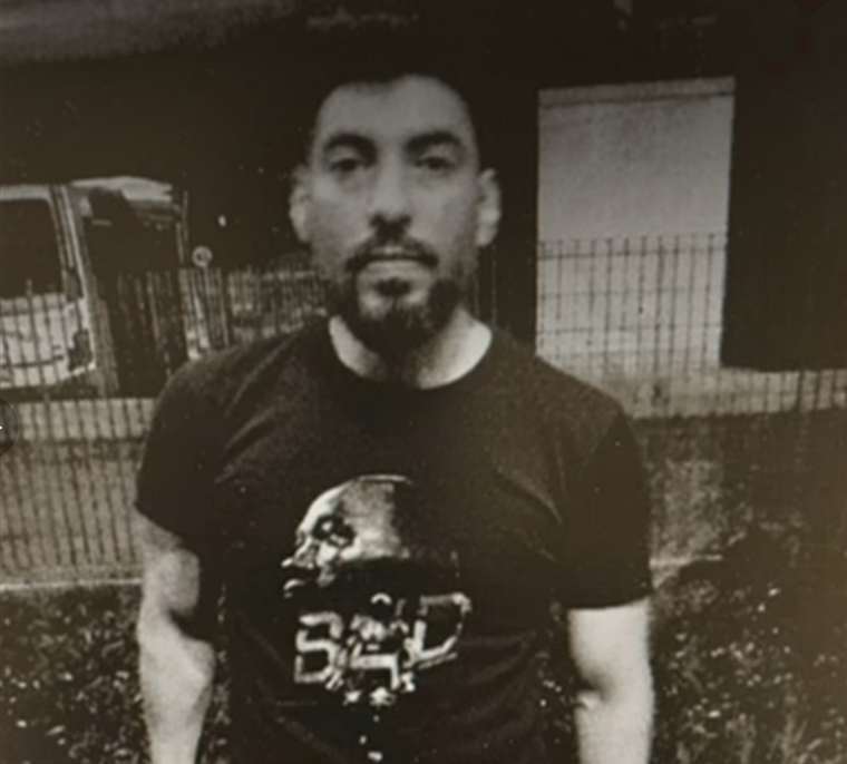 Facundo Moyano fue fotografiado de frente tras quedar alojado en la Comisaría Vecinal 13A. Facundo Moyano fue fotografiado de frente tras quedar alojado en la Comisaría Vecinal 13A.