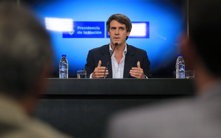 Prat Gay acusó a Massa de ajustar jubilaciones y aumentar la planta de personal del Estado Foto: NA