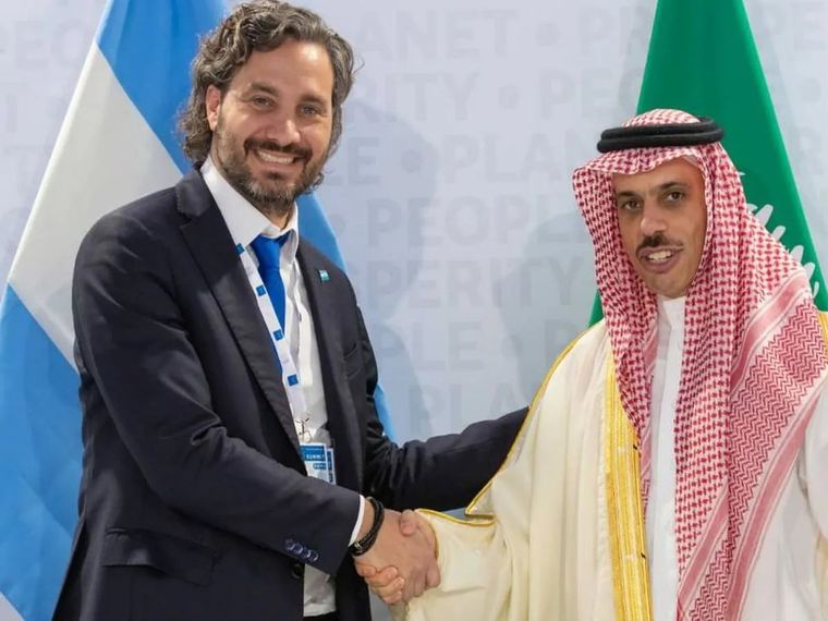Los dos cancilleres Santiago Cafiero y el Príncipe Faisal al Saud