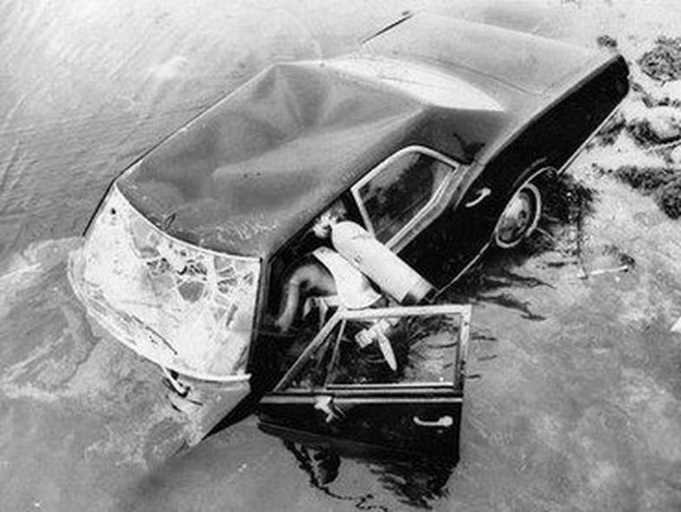 Rescatan el auto de Ted Kennedy del agua. Foto: web
