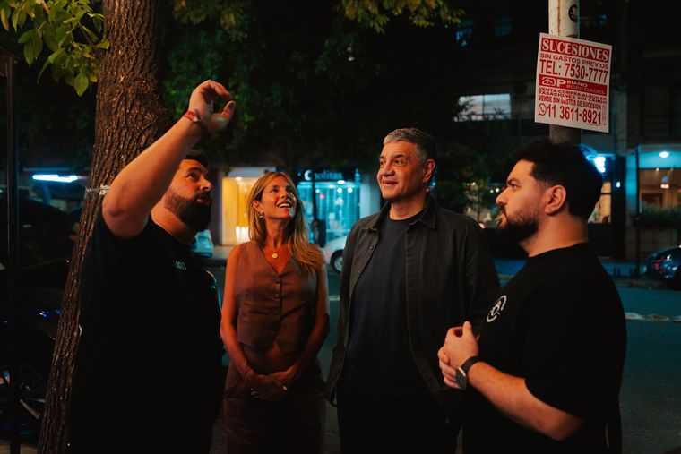 El Jefe de Gobierno porteño, Jorge Macri, junto a su esposa María Belén Ludueña y la familia Cocchia. El Jefe de Gobierno porteño, Jorge Macri, junto a su esposa María Belén Ludueña y la familia Cocchia.