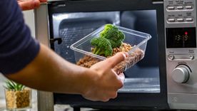 Hay alimentos que no pueden meterse en el microondas. Foto: Archivo