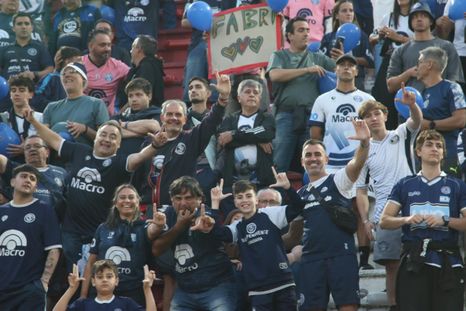 Los hinchas del Azul coparon el estadio de Instituto desde temprano y no pararon de alentar en la previa de la final con Argentinos. Los hinchas del Azul coparon el estadio de Instituto desde temprano y no pararon de alentar en la previa de la final con Argentinos.