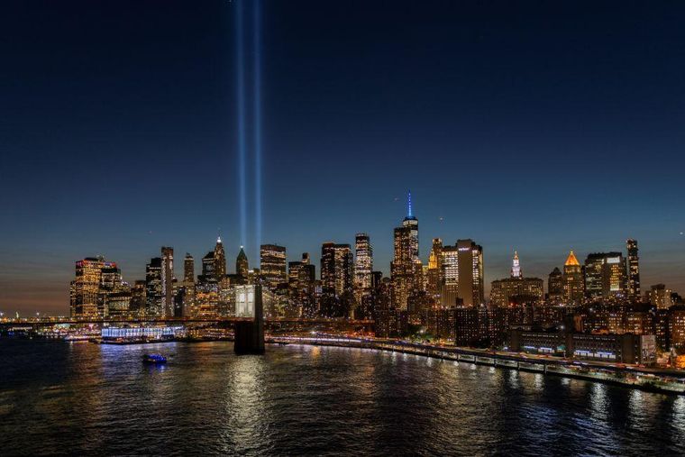 Un homenaje luminoso sobre el horizonte de la ciudad de Nueva York en el aniversario de los atentados en 2024.
