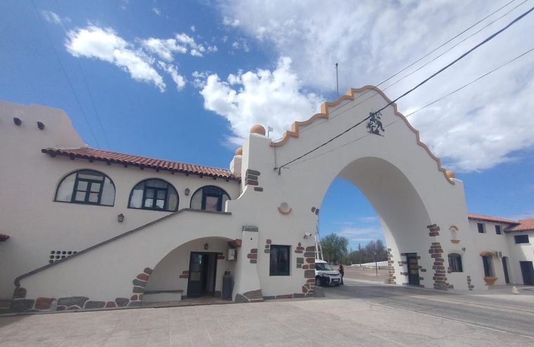 Con una inversión superior a los $80 millones, el Arco del Desaguadero volvió a mostrar el esplendor con el que fue inaugurado hace casi 90 años.