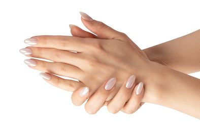 MDZol | Revitaliza tus uñas después de usar acrílico o gel, dales un respiro, hidrátalas... Foto: Shutterstock