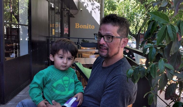 Nacho Lucero, con Salvi, su hijo de dos años. Foto: Ulises Naranjo