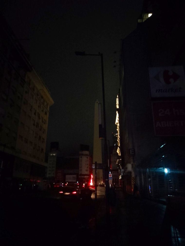 La avenida Corrientes quedó sin luz. La avenida Corrientes quedó sin luz.