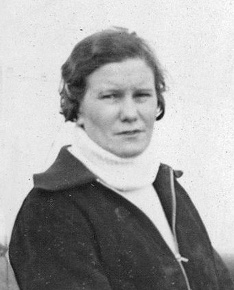 Carola Lorenzi, momentos antes de iniciar el vuelo en el que batió el récord sudamericano femenino de altura. Morón, Buenos Aires, 1935. Carola Lorenzi, momentos antes de iniciar el vuelo en el que batió el récord sudamericano femenino de altura. Morón, Buenos Aires, 1935.