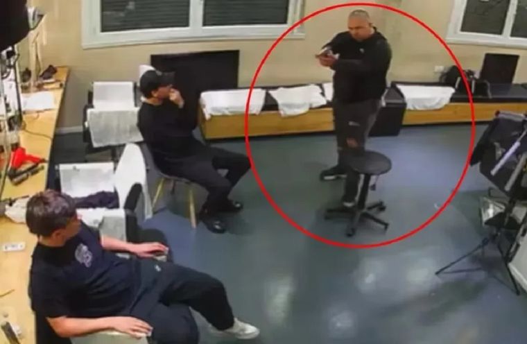 Una cámara de seguridad de la peluquería registró el terrible hecho. Foto: NA