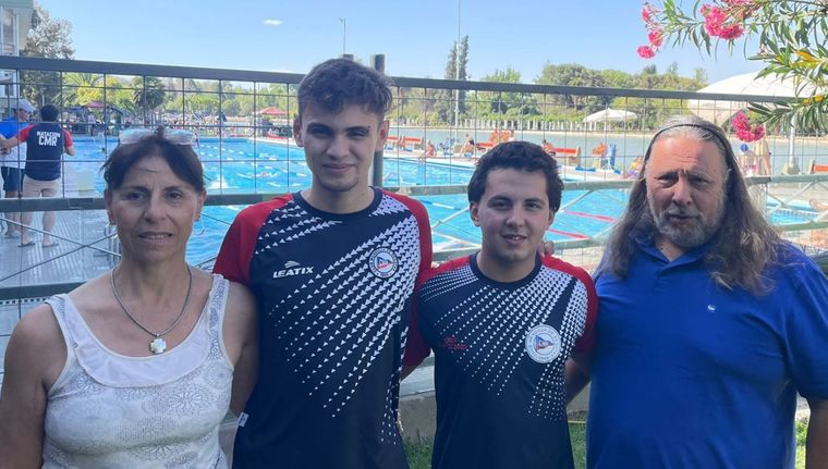 Gabriela Chiartano, Santino, Lautaro y Oscar Arjona. Foto: Prensa Regatas