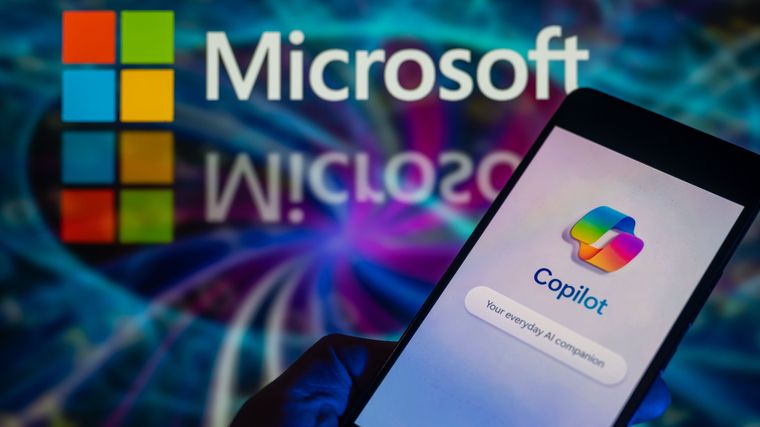 Copilot de Microsoft, la IA más versátil en tu teléfono.