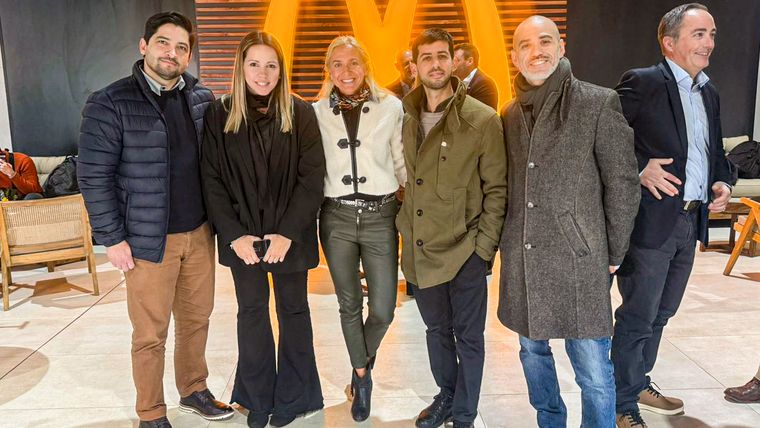 Miguel Bencomo, Florencia Mengo, Ludmila Seminara, Román Druchas y Javier Echevarrieta. Detrás, Gastón Labari.