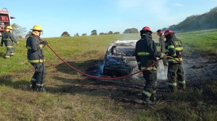 Los efectivos policiales encontraron el cadáver el sábado por la tarde en la ruta 11 Foto: X
