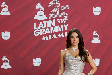 MDZol | Emilia Mernes, una diosa. No te pierdas los outfits más virales de los Latin Grammy 2024. Foto: EFE