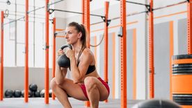 El ejercicio que activa el abdomen y fortalece las piernas. El ejercicio que activa el abdomen y fortalece las piernas.