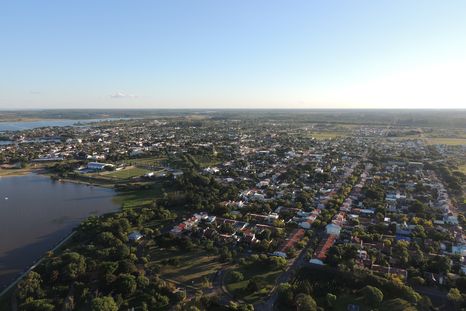 Desde el aire, el pueblo de Federación revela su perfecta unión entre áreas verdes, costa infinita y una trama urbana pensada para mezclarse con las playas.