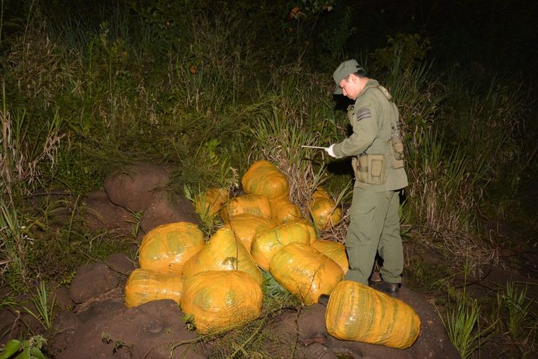 El hallazgo de bolsones de marihuana en la selva misionera. Foto: Gendarmería Nacional