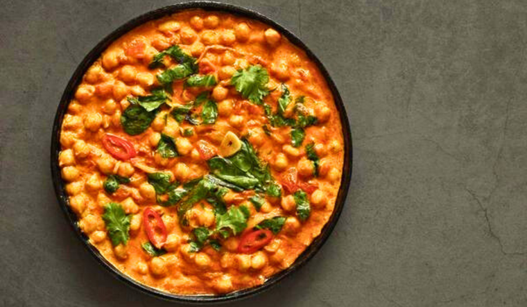 Receta saludable de curry de garbanzos con leche de coco y espinacas Foto: Shutterstock