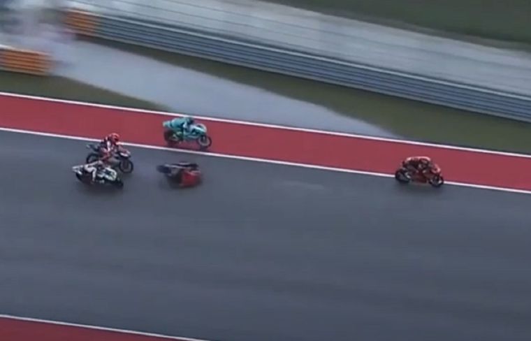 Terrible accidente en Moto 3. Foto: Captura