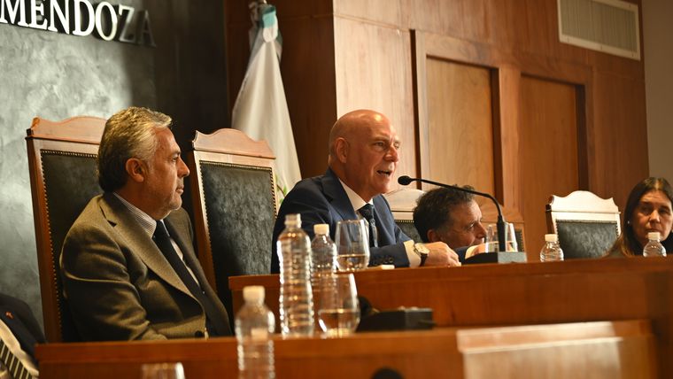 El presidente de la Suprema Corte, Dalmiro Garay; junto al gobernador Alfredo Cornejo.&nbsp;